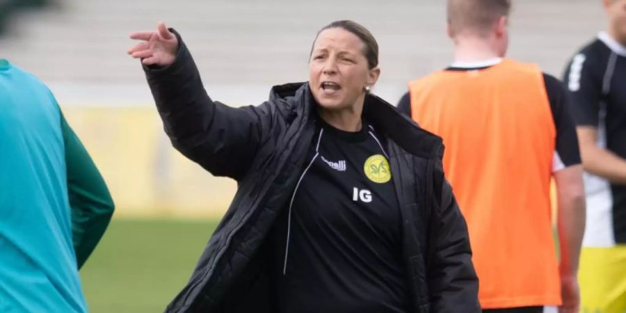 Inka Grings, Trainerin des SV Straelen, gestikuliert beim Aufwärmen ihres Teams. Foto: Bernd Thissen/dpa