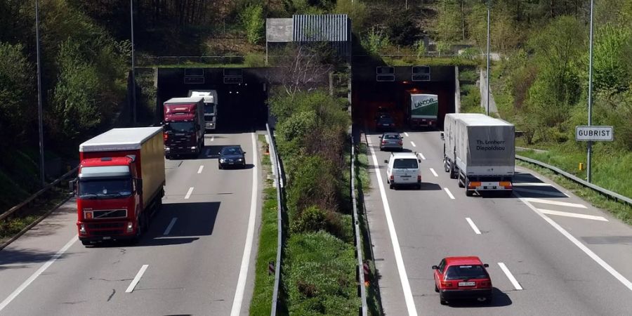 Verkehr beim Strassen Tunnel in Regensdorf.