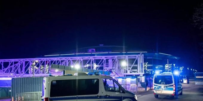 Laut Polizei wurde das Schalke-Team von 500 bis 600 Anhängern empfangen und zum Teil mit «massiven Aggressionen» konfrontiert. Foto: Fabian Strauch/dpa Laut Polizei wurde das Schalke-Team von 500 bis 600 Anhängern empfangen und zum Teil mit «massiven Aggressionen» konfrontiert. Foto: Fabian Strauch/dpa
