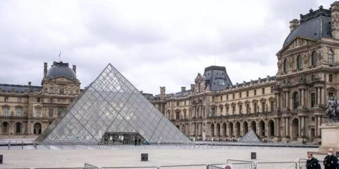 Louvre in Paris: Es herrschen schlechte Zustände. (Archivbild) Der Louvre ist geschlossen, der Platz davor ist leer. Doch das Pariser Museum macht nun über 480.000 Werke im Internet zugänglich. Foto: Elko Hirsch/dpa