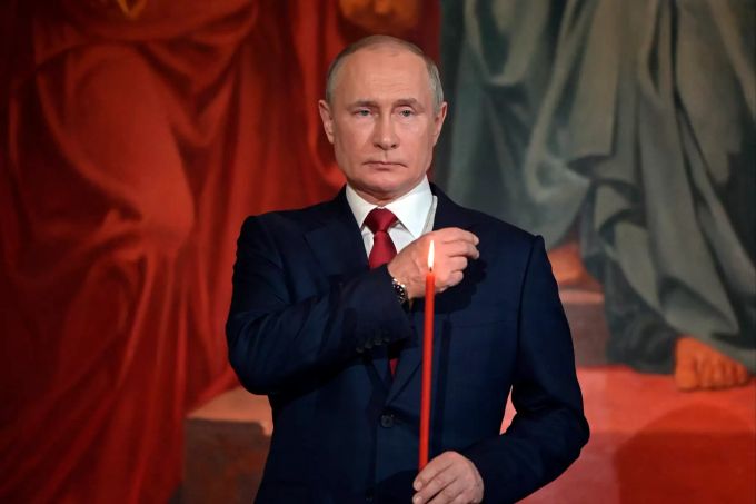 dpatopbilder - 02.05.2021, Russland, Moscow: Wladimir Putin, Präsident von Russland, bekreuzigt sich beim Ostergottesdienst in der Christ-Erlöser-Kathedrale. Orthodoxe Ostern in Russland
