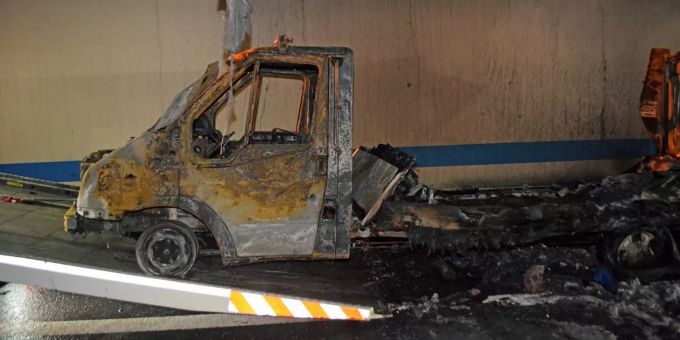 Das ausgebrannte Fahrzeug im Schlundtunnel. Fahrzeugbrand Schlundtunnel