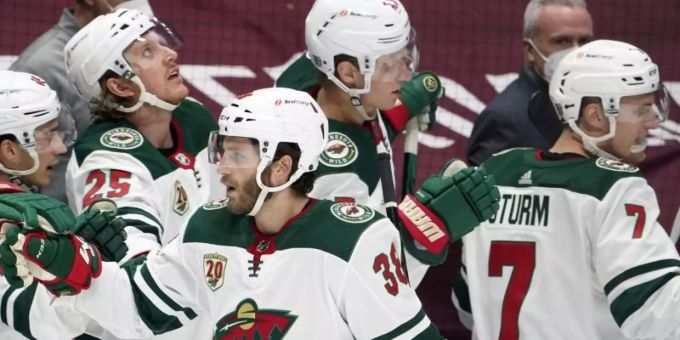 Nico Sturm (r) netzte für Minnesota Wild gleich zweimal gegen Colorado ein. Foto: David Zalubowski/AP/dpa Nico Sturm (r) netzte für Minnesota Wild gleich zweimal gegen Colorado ein. Foto: David Zalubowski/AP/dpa