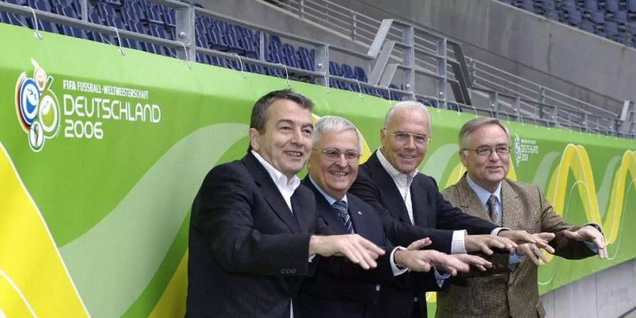 Das Präsidium des OK für die Fussball-WM 2006(l-r): Vizepräsident Wolfgang Niersbach, Vizepräsident Theo Zwanziger, Präsident Franz Beckenbauer und der 1. Vizepräsident Horst R. Schmidt. Foto: Kunz/Fotoagentur Kunz/dpa