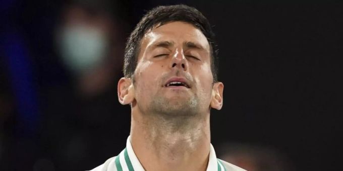 Hat sich von einer Bauchmuskelverletzung im Finale nicht aufhalten lassen: Novak Djokovic. Foto: Mark Dadswell/AP/dpa Hat sich von einer Bauchmuskelverletzung im Finale nicht aufhalten lassen: Novak Djokovic. Foto: Mark Dadswell/AP/dpa