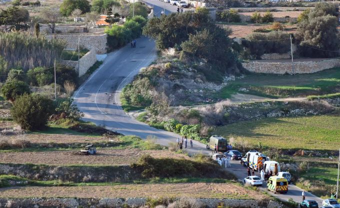 Ein Krankenwagen und Polizeifahrzeuge sind entlang der Strasse geparkt, wo eine Autobombe explodierte und die investigative Journalistin Daphne Caruana Galizia tötete 2017. Daphne Caruana Galizia
