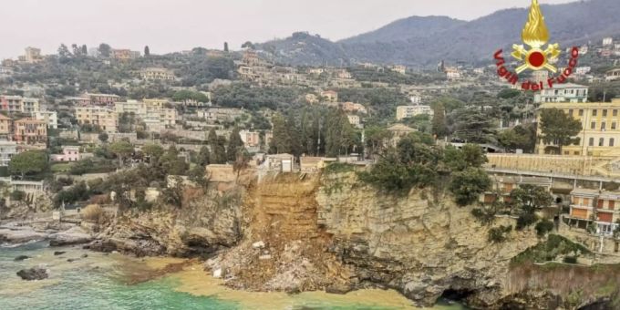 Meer Camogli: Teile des hoch über dem Meer liegenden Friedhofs mit Dutzenden Särgen sind nach einem Erdrutsch in dem Küstenort Camogli in die Tiefe gestürzt. meer Camogli