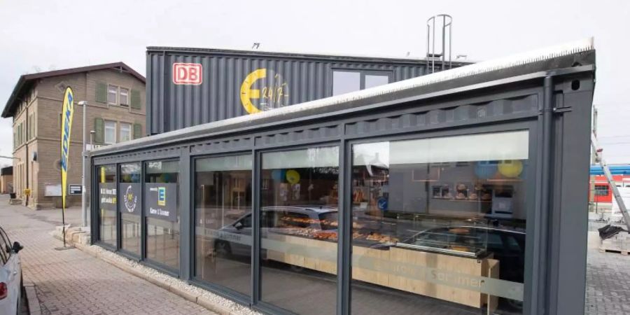 Der Bahnhof im baden-württembergischen Renningen verfügt jetzt über einen voll automatisierten Edeka-Supermarkt. Foto: Sebastian Gollnow/dpa