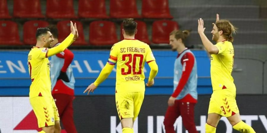 Freiburgs Spieler Lucas Höler (r) bejubelt sein Tor mit Vincenzo Grifo (l) und Christian Günter. Foto: Thilo Schmuelgen/Reuters/Pool/dpa