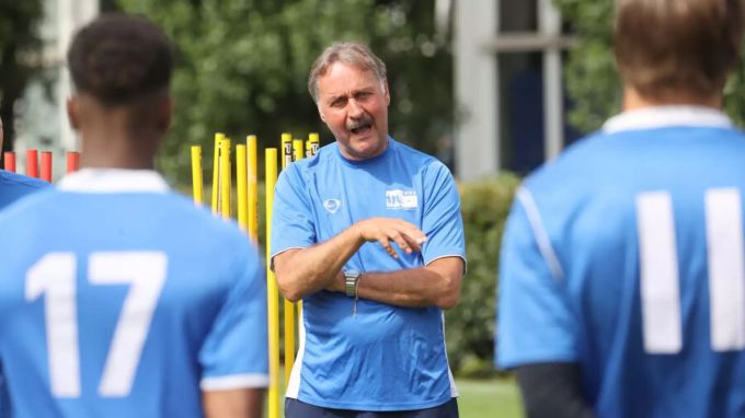 Peter Neururer trainiert derzeit arbeitslose Profis für die Vereinigung der Vertragsfussballer. Peter Neururer VDV