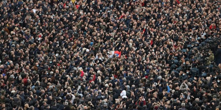 Anhänger des armenischen Regierungschefs Paschinjan
