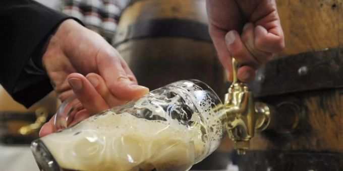 Fassbier ist für viele Brauereien derzeit ein Problem, weil es bei geschlossener Gastronomie und ohne Volksfeste kaum verkauft werden kann. Foto: Armin Weigel/dpa