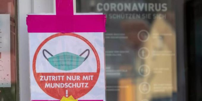 Ein Hinweisschild zeigt am Eingang eines Restaurants, dass der Zutritt nur mit Mund-Nasen-Schutz erlaubt ist. Das Saarland will mit dem Ausstieg aus dem Lockdown beginnen. Foto: Harald Tittel/dpa Ein Hinweisschild zeigt am Eingang eines Restaurants, dass der Zutritt nur mit Mund-Nasen-Schutz erlaubt ist. Das Saarland will mit dem Ausstieg aus dem Lockdown beginnen. Foto: Harald Tittel/dpa