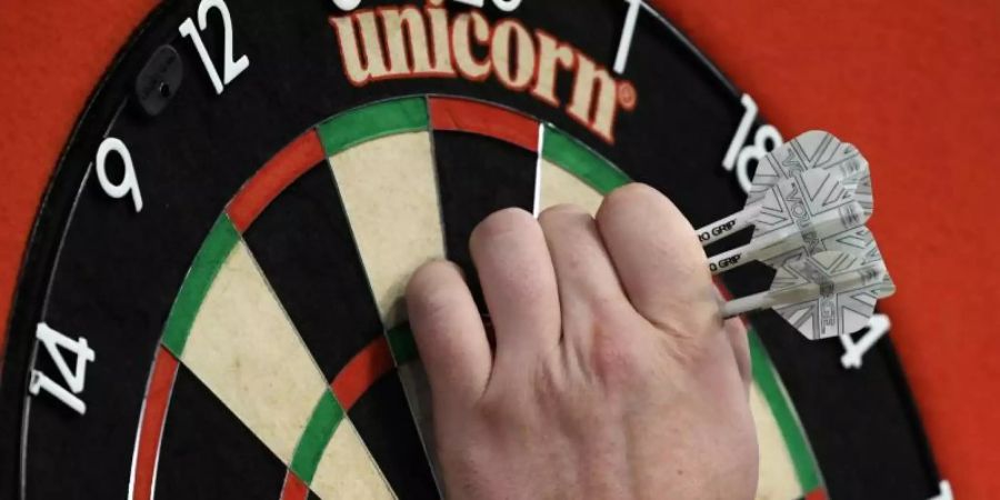 Die World Professional Darts Championsship hat den Finalabend der Darts Premier League 2021 verlegt. Foto: Ina Fassbender/dpa