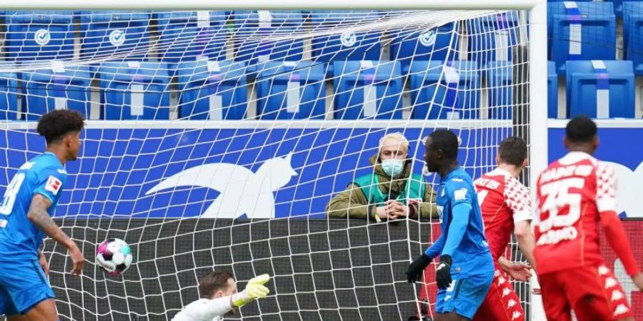 Der Mainzer Dominik Kohr (2.v.r) traf zur 2:1-Führung. Foto: Uwe Anspach/dpa