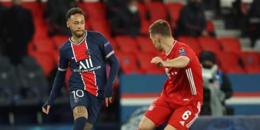 Neymar von Paris Saint-Germain (l) und Joshua Kimmich vom FC Bayern München kämpfen um den Ball. Foto: Sebastien Muylaert/dpa