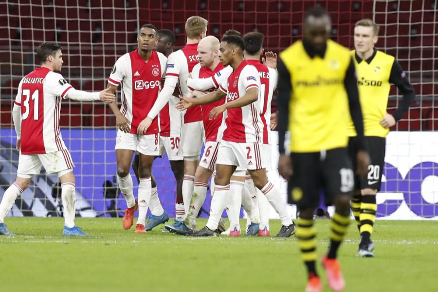 Ajax bejubelt einen Treffer gegen YB.