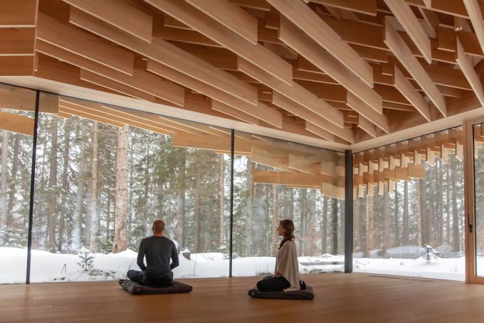 Meditation im Kranzbach. Meditierende in einem Raum
