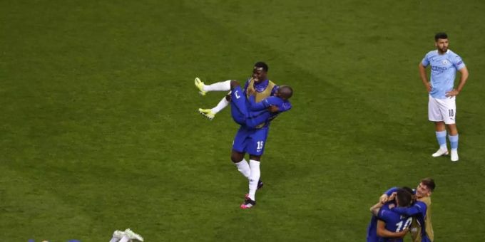 Die Chelsea-Spieler feiern nach dem Sieg im Champions-League-Finale. Foto: Susana Vera/Pool Reuters via AP/dpa Die Chelsea-Spieler feiern nach dem Sieg im Champions-League-Finale. Foto: Susana Vera/Pool Reuters via AP/dpa