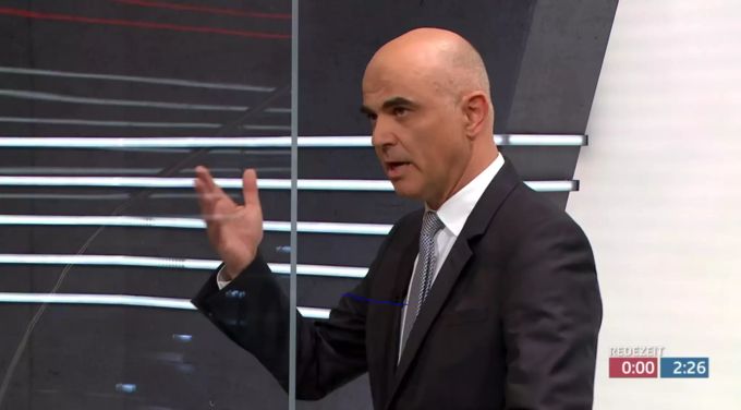 Gleich zu Beginn der Sendung zum Covid-19-Gesetz betont Alain Berset, die Impfung bleibe freiwillig. Gegner Bubendorf spricht von einem «Impfzwang durch die Hintertür». Covid-19-Gesetz