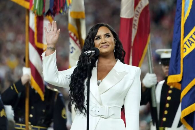 Demi Lovato sang die Nationalhymne beim letztjährigen Superbowl. demi lovato