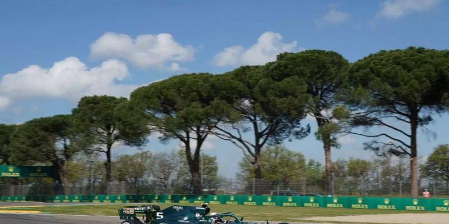 Sebastian Vettel mit seinem Aston Martin beim Training auf der Strecke von Imola. Foto: Hasan Bratic/dpa