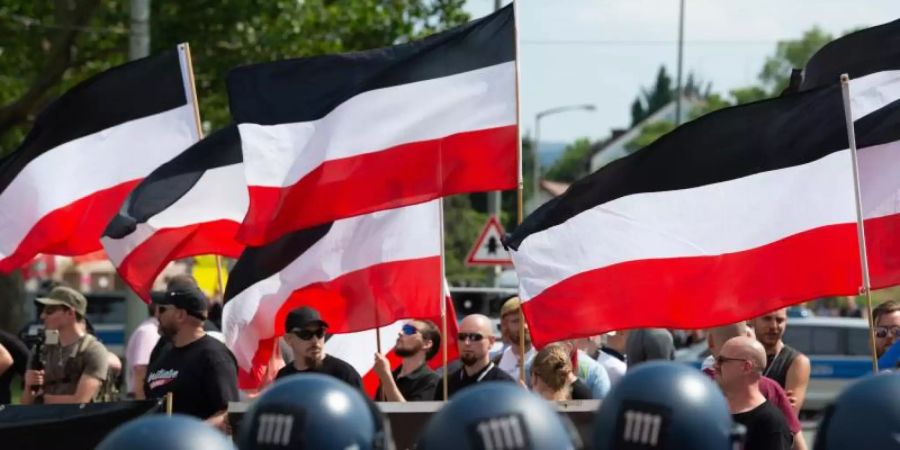 Anhänger der rechtsextremen Kleinstpartei "Die Rechte" während einer Demonstration in Kassel. Foto: Swen Pförtner/dpa