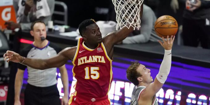 Atlanta Hawks um Center Clint Capela verlieren gegen die Philadelphia 76ers. Atlanta Hawks