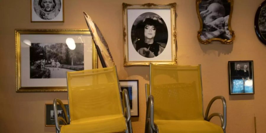 Gestapelte Stühle in Wiener Café