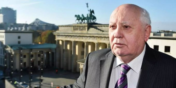 Der frühere sowjetische Staatspräsident Michail Gorbatschow am Pariser Platz, im Hintergrund das Brandenburger Tor. Foto: Jens Kalaene/dpa-Zentralbild/dpa Der frühere sowjetische Staatspräsident Michail Gorbatschow am Pariser Platz, im Hintergrund das Brandenburger Tor. Foto: Jens Kalaene/dpa-Zentralbild/dpa