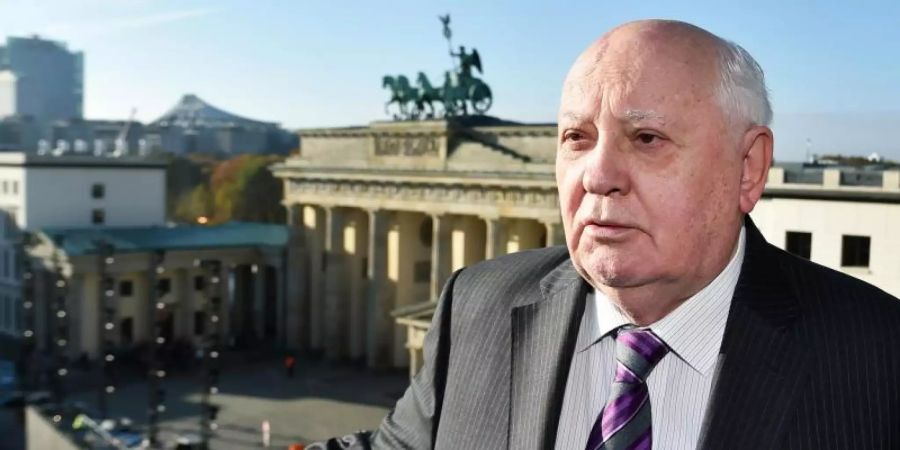 Der frühere sowjetische Staatspräsident Michail Gorbatschow am Pariser Platz, im Hintergrund das Brandenburger Tor. Foto: Jens Kalaene/dpa-Zentralbild/dpa