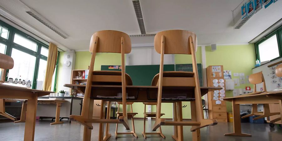 ARCHIV - Ein leeres Klassenzimmer in der Corona-Pandemie in einer Grundschule. Foto: Sebastian Gollnow/dpa