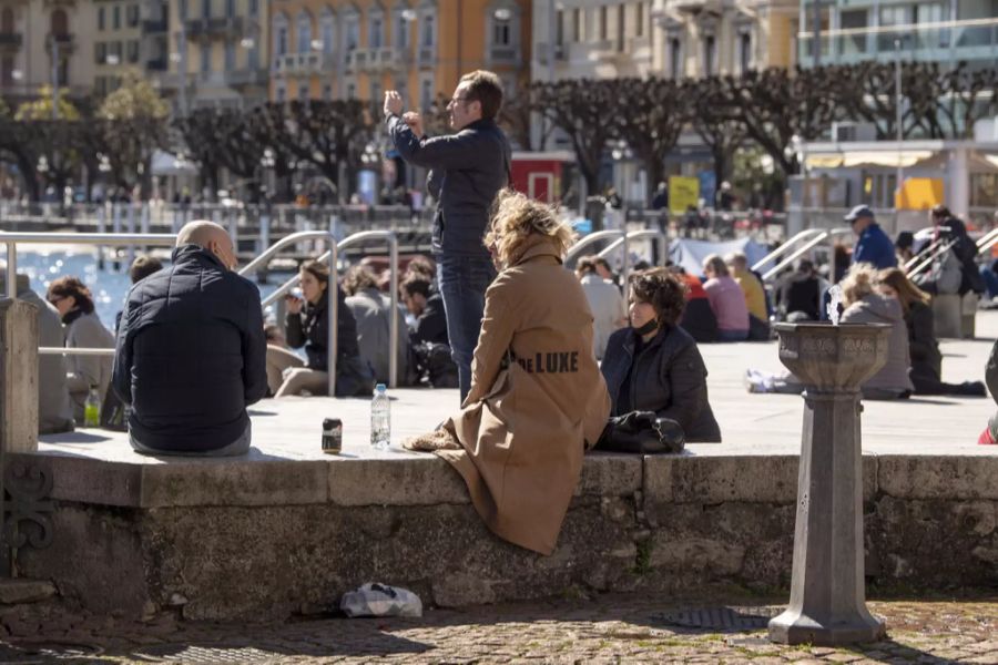 Menschen geniessen trotz Coronavirus das schöne Wetter im März 2021 in Lugano TI.