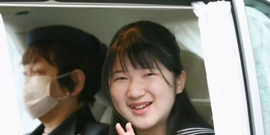 Prinzessin Aiko winkt aus einem Auto, als sie im Kaiserpalast ankommt. Foto: -/Kyodo-Pool/dpa