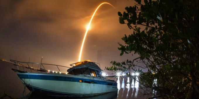 Die SpaceX Rakete mit den 60 Satelliten von Starlink beim Start. Starlink SpaceX