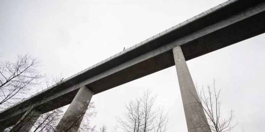 Die Teisstal-Brücke auf der ICE-Strecke zwischen Frankfurt und Köln. Foto: Andreas Arnold/dpa