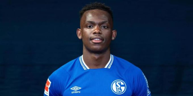 Rabbi Matondo im Dress des FC Schalke 04 - momentan ist der Fussball-Profi an den englischen Club Stoke City verliehen. Foto: Guido Kirchner/dpa Rabbi Matondo im Dress des FC Schalke 04 - momentan ist der Fussball-Profi an den englischen Club Stoke City verliehen. Foto: Guido Kirchner/dpa