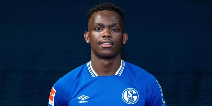 Rabbi Matondo im Dress des FC Schalke 04 - momentan ist der Fussball-Profi an den englischen Club Stoke City verliehen. Foto: Guido Kirchner/dpa