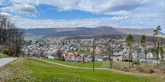 Ausblick auf die Gemeinde Lupsingen. Ausblick auf die Gemeinde Lupsingen.