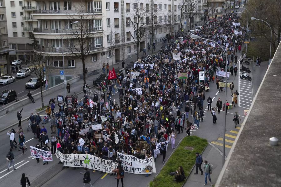 Hunderte Demonstranten ziehen durch die Strassen von Lausanne.