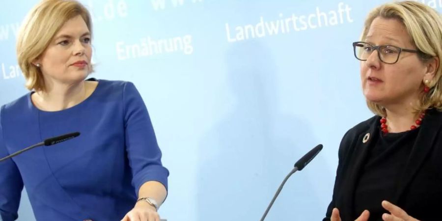 Landwirtschaftsministerin Julia Klöckner (l) und Umweltministerin Svenja Schulze. Foto: Wolfgang Kumm/dpa