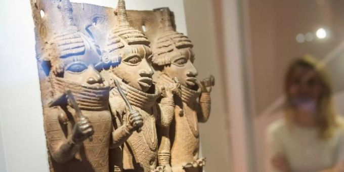 Raubkunst-Bronzen aus dem Land Benin in Westafrika sind im Hamburger Museum für Kunst und Gewerbe (MKG) ausgestellt. Foto: Daniel Bockwoldt/dpa/Archiv Raubkunst-Bronzen aus dem Land Benin in Westafrika sind im Hamburger Museum für Kunst und Gewerbe (MKG) ausgestellt. Foto: Daniel Bockwoldt/dpa/Archiv