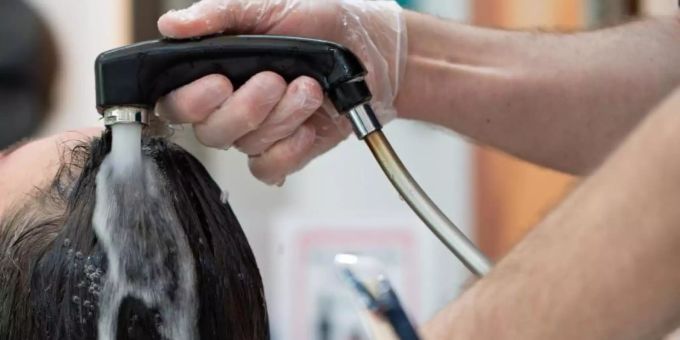 92 Prozent der Friseure sind nach Angaben der Bundesregierung von Niedriglohn betroffen. Foto: Symbolbild Friseur/dpa 92 Prozent der Friseure sind nach Angaben der Bundesregierung von Niedriglohn betroffen. Foto: Symbolbild Friseur/dpa