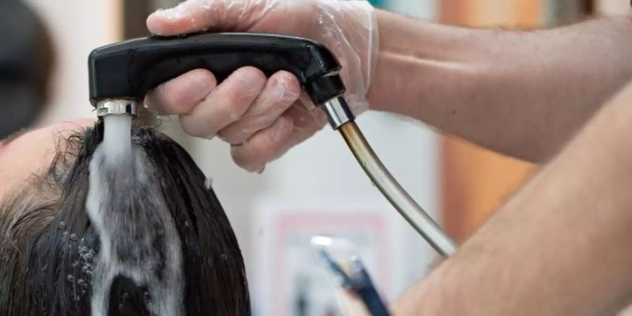 92 Prozent der Friseure sind nach Angaben der Bundesregierung von Niedriglohn betroffen. Foto: Symbolbild Friseur/dpa