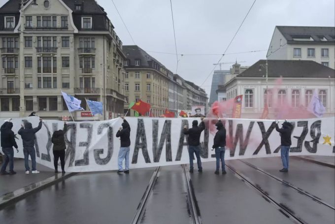 An einer Demonstration zum Tag der Arbeit demonstrieren zahlreiche Menschen mit Transparenten am Samstag in Basel. Basel