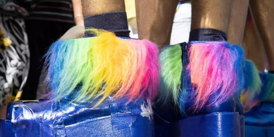 Mit Plateauschuhen haben Teilnehmer an der CSD-Parade 2019 teilgenommen. Foto: Paul Zinken/dpa-Zentralbild/dpa