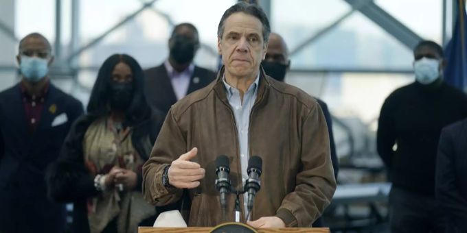 Immer mehr Partei-Mitglieder fordern Andrew Cuomo zum Rücktritt auf. andrew cuomo