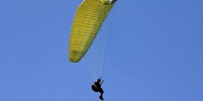 Ein Gleitschirmflieger. (Symbolbild) Gleitschrim