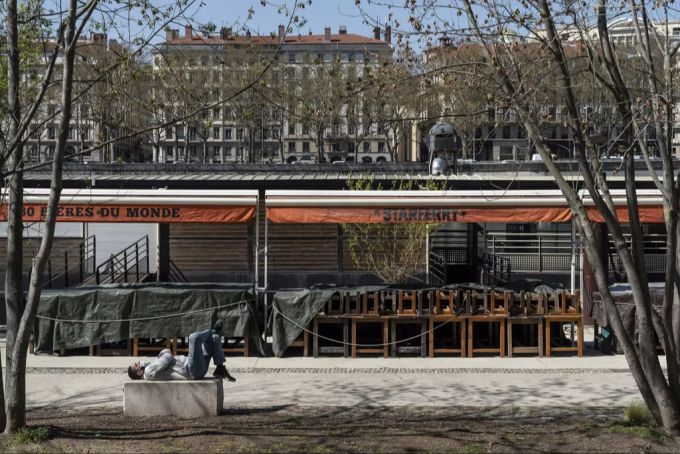 In Frankreich gilt neu ein Verbot für Strassenverkauf von Alkohol. Dies betrifft somit Bars und Restaurants. frankreich coronavirus