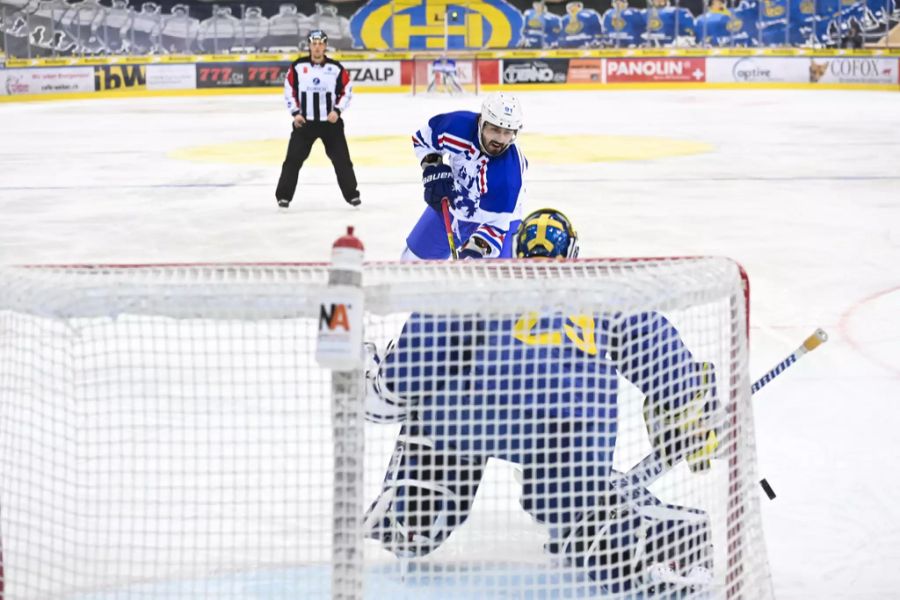 Denis Hollenstein vergibt einen Penalty-Versuch nach vier Minuten.